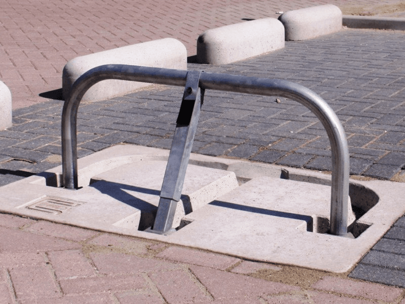 Parkeerbeugel klapbaar gegalvaniseerd met betonfundatie