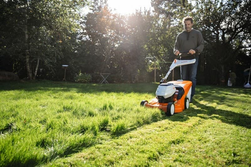 132192_Grasmaaier_op_accu_Stihl_RMA_448_VC_p1