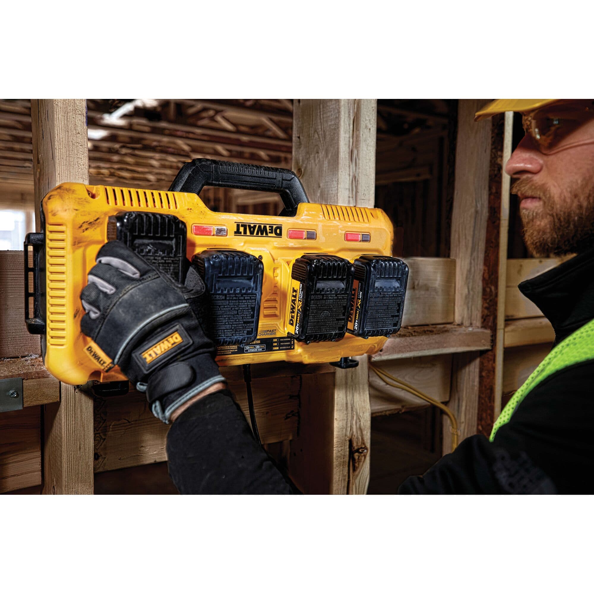 137590_Dewalt_12_18_54V_acculader_8A_4_voudig_DCB104_QW_p7