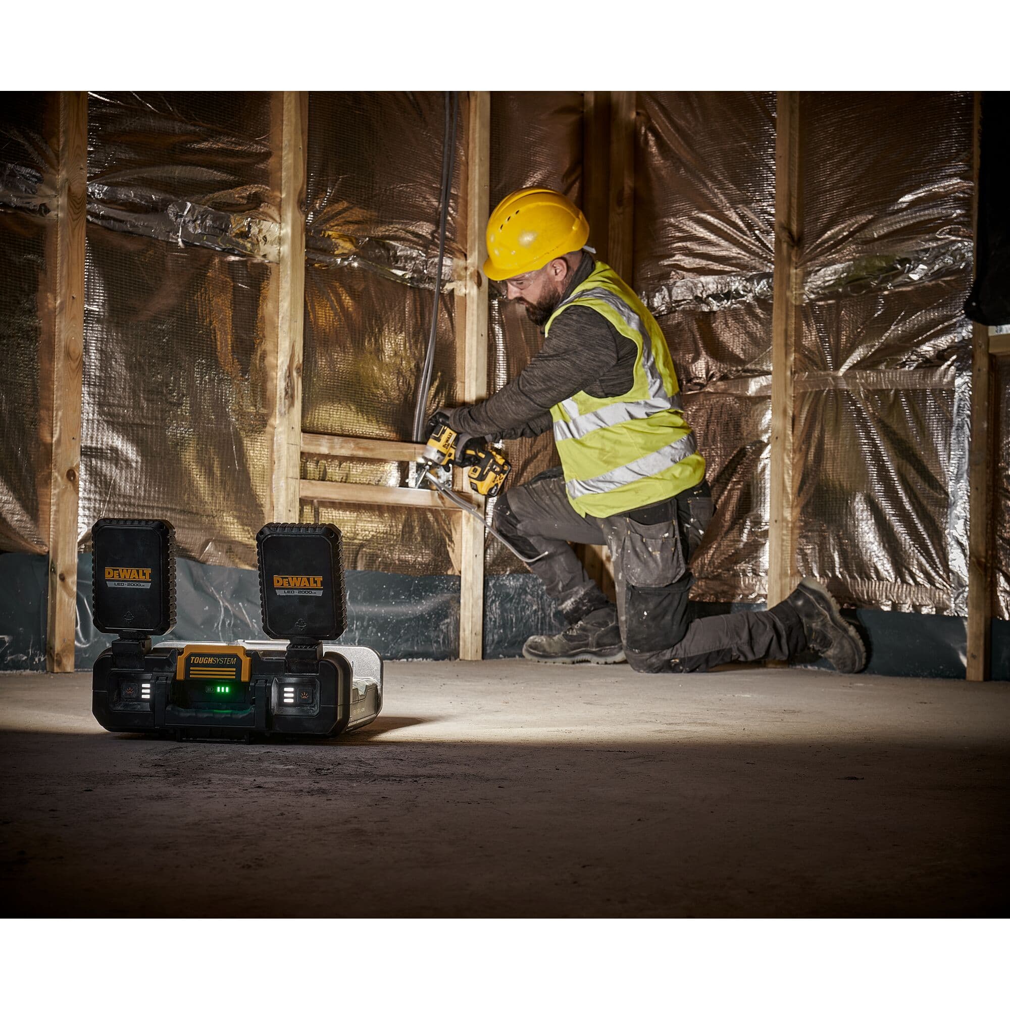 138093_DW_18V_Toughsystem_lamp_koffer_naakt_p7