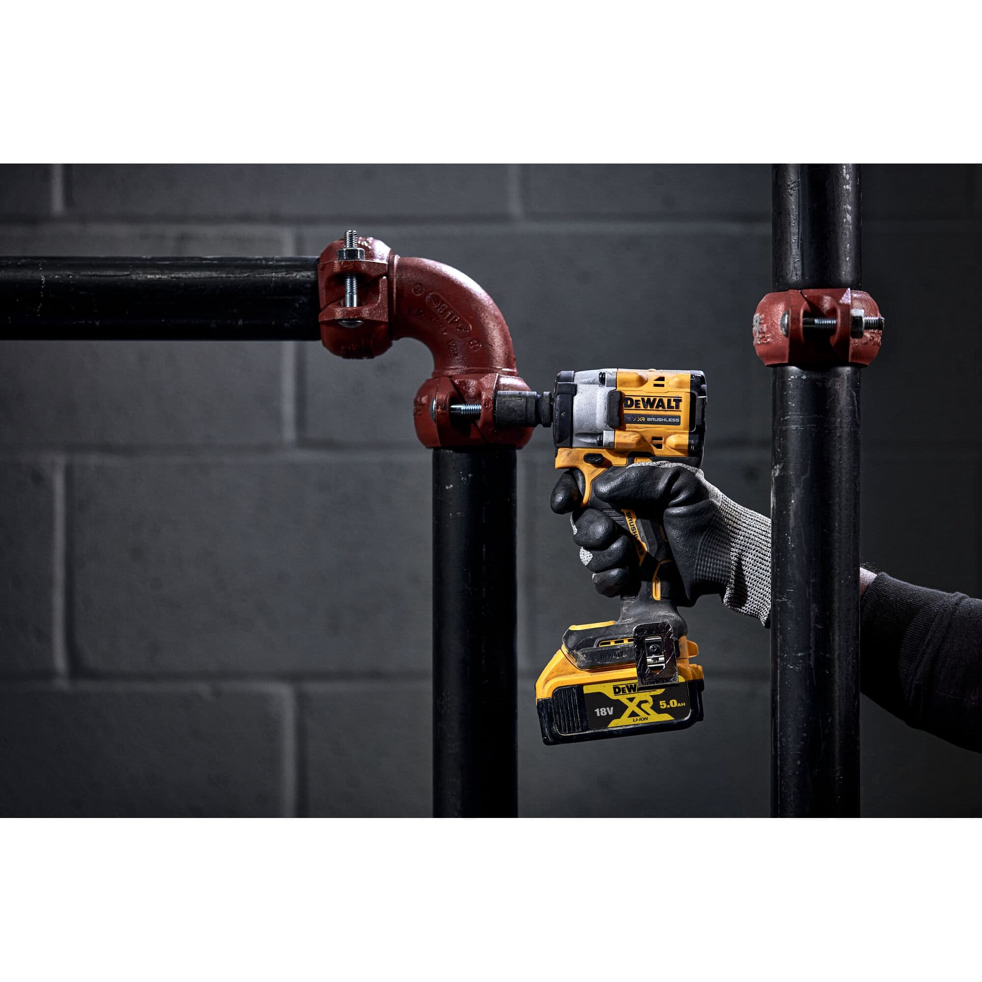 138176_Dewalt_18V_slagmoersleutel_1_2__406Nm_borgpen_DCF922NT_XJ_p6