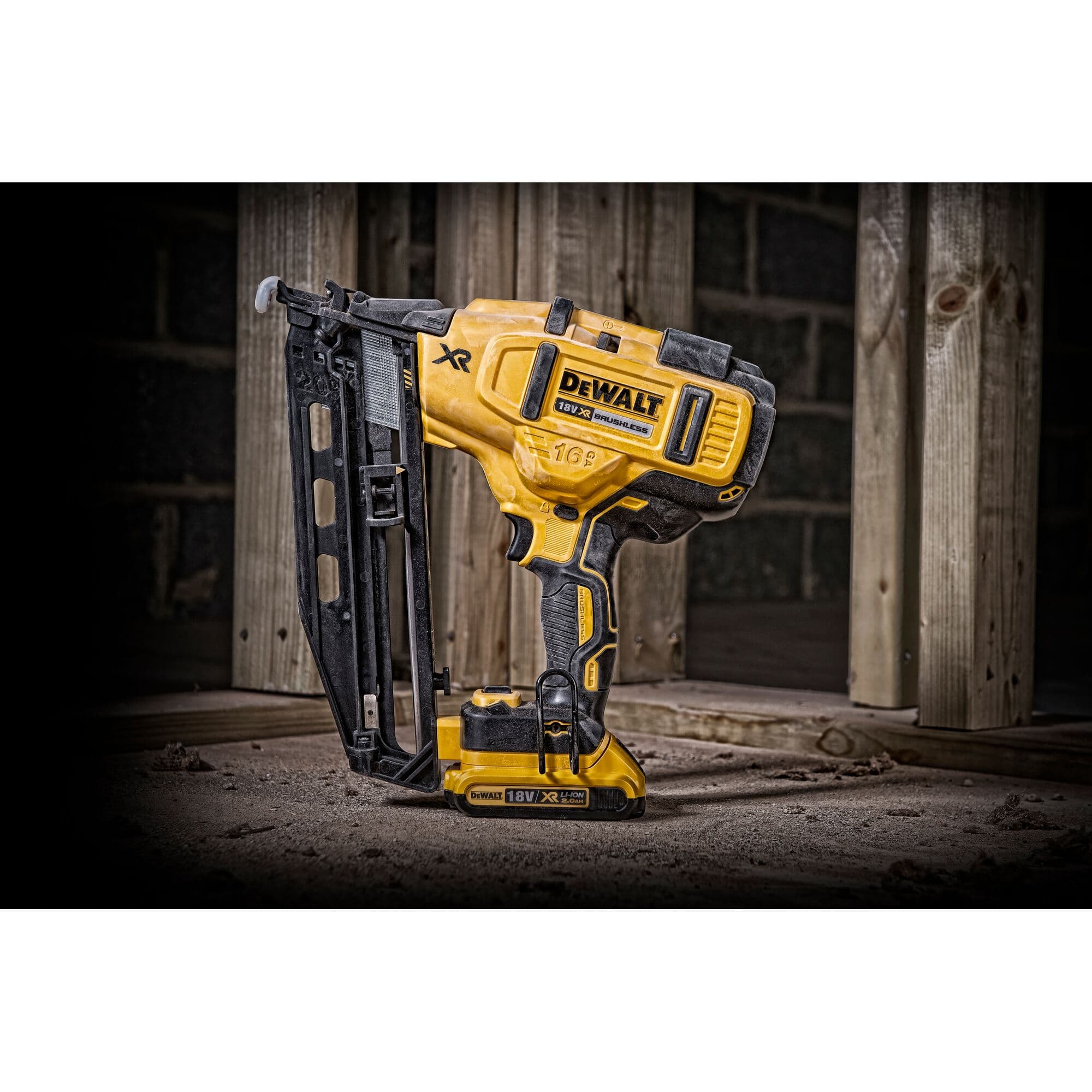 138224_DeWalt_afwerktacker_DCN660D2_QW_16Ga_20__brad__1_6_18V_2x_2_0Ah_p2
