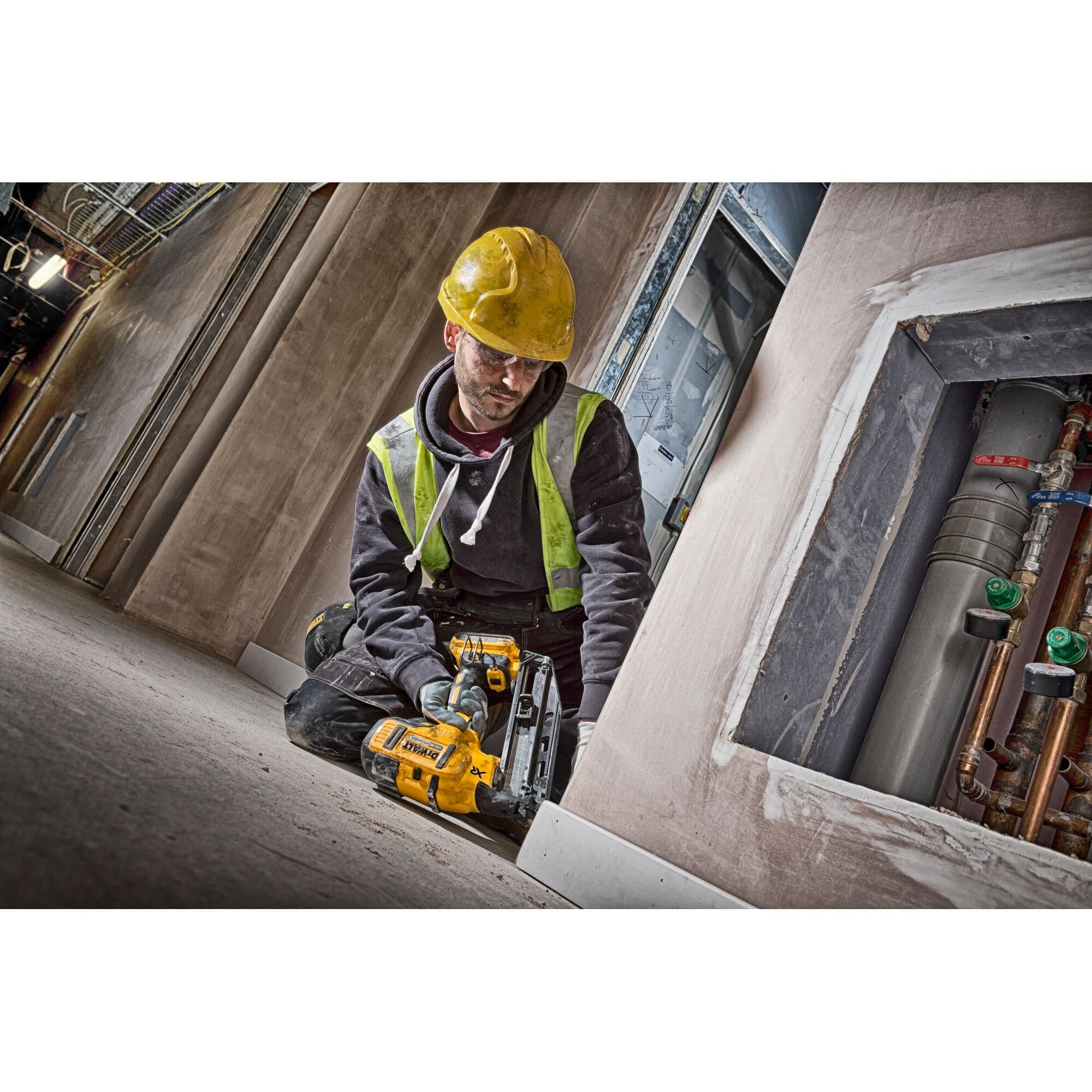 138224_DeWalt_afwerktacker_DCN660D2_QW_16Ga_20__brad__1_6_18V_2x_2_0Ah_p3