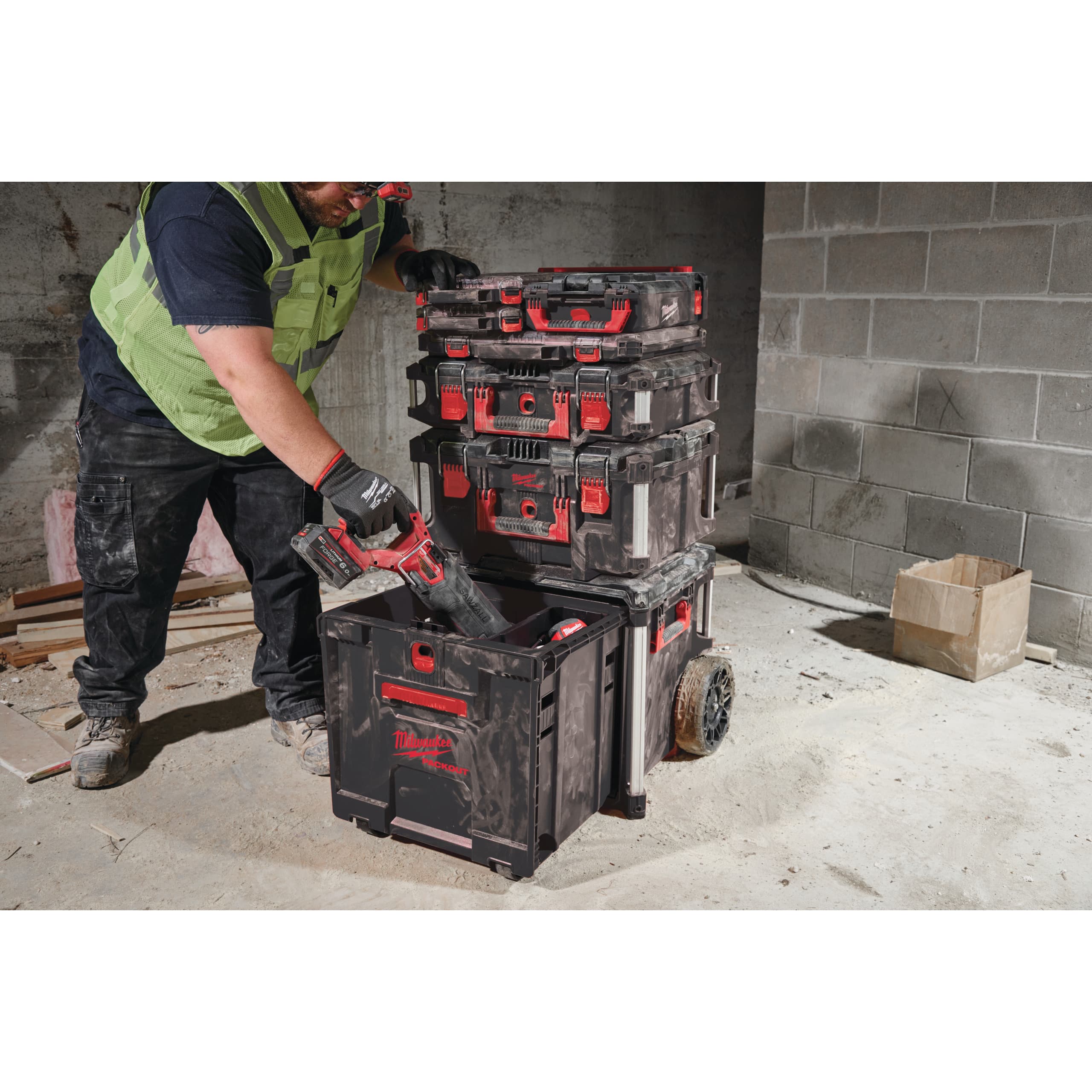 148076_Milwaukee_PACKOUT_Box_Trolley_met_lade_650_x_561x_472_p2