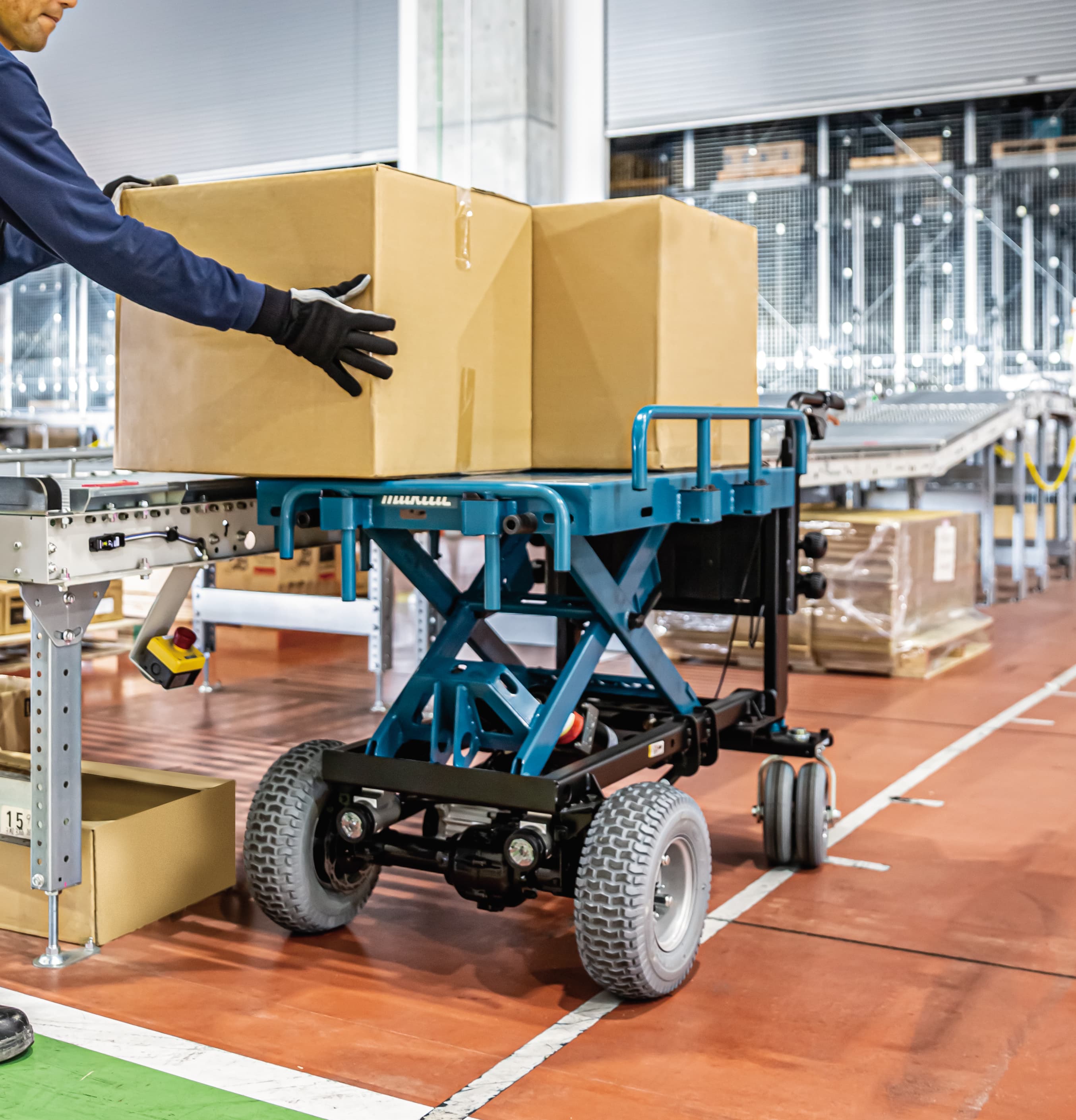 148199_Makita_transporter_DCU601Z_2x18V_met_schaarlift_p7