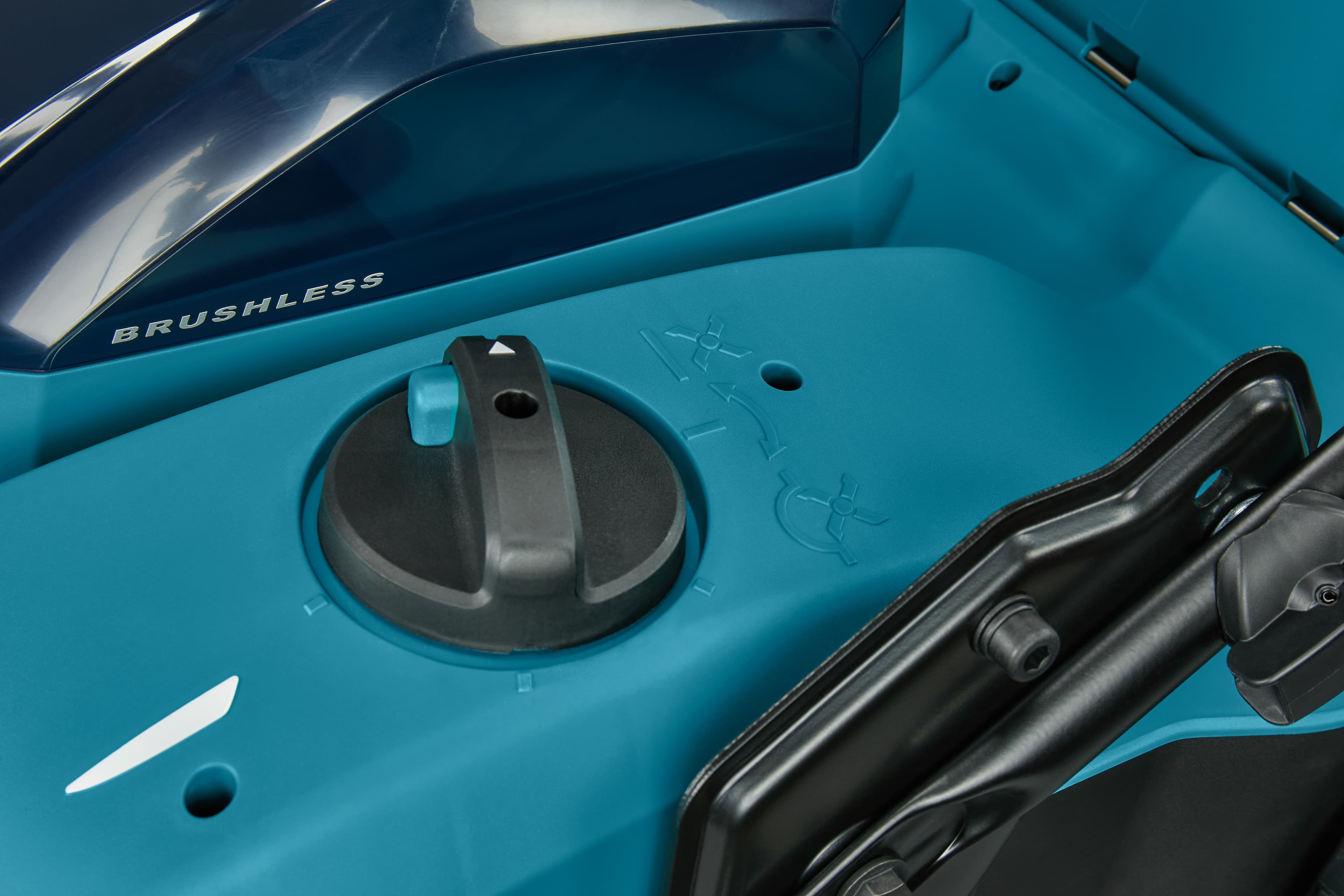 148233_Makita_verticuteermachine_UV001GZ_40V_38cm_p7