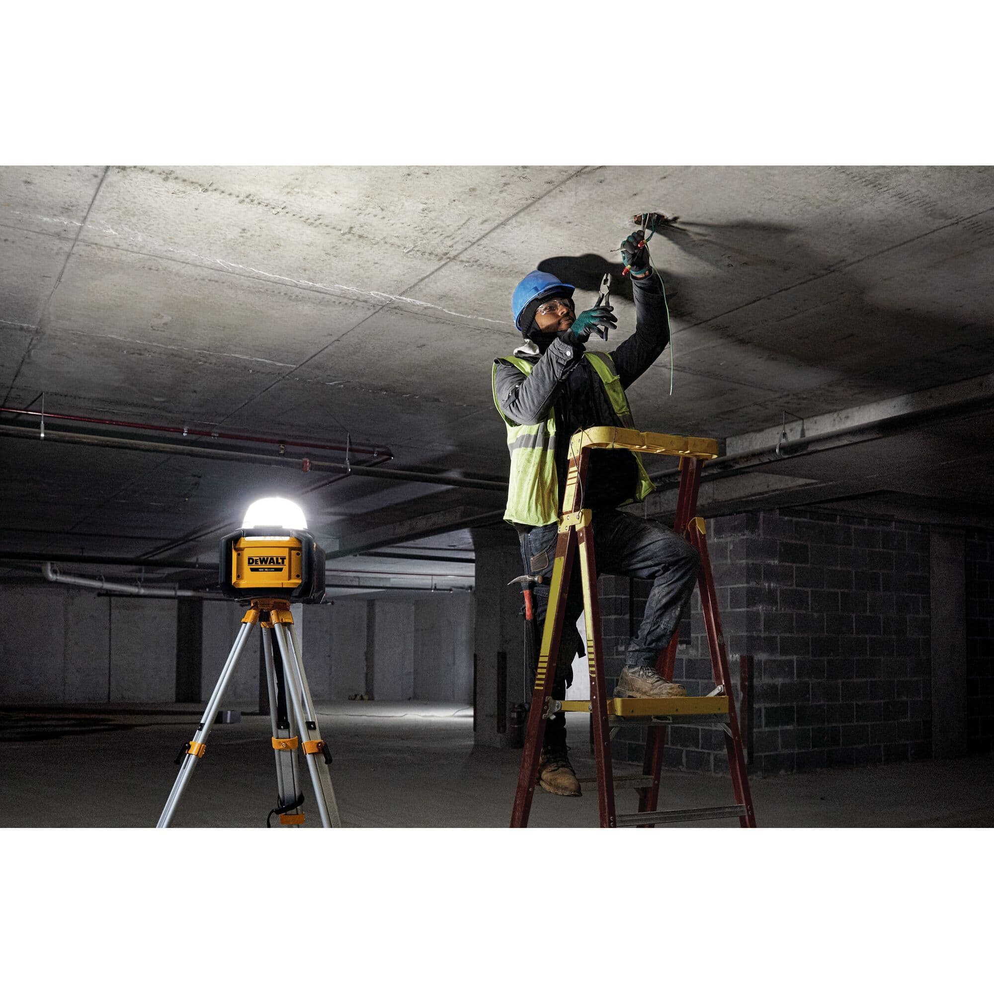 148238_Dewalt_18V_LED_area_lamp_5000_lm_DCL074_XJ_p6