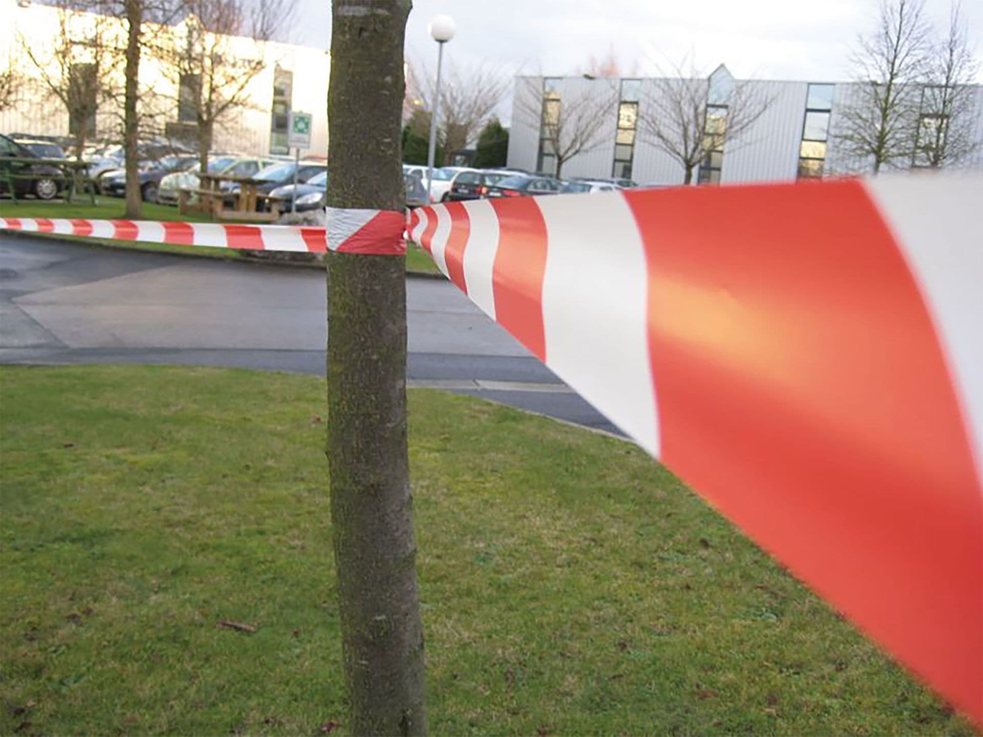 Afzetlint gebonden om een boom