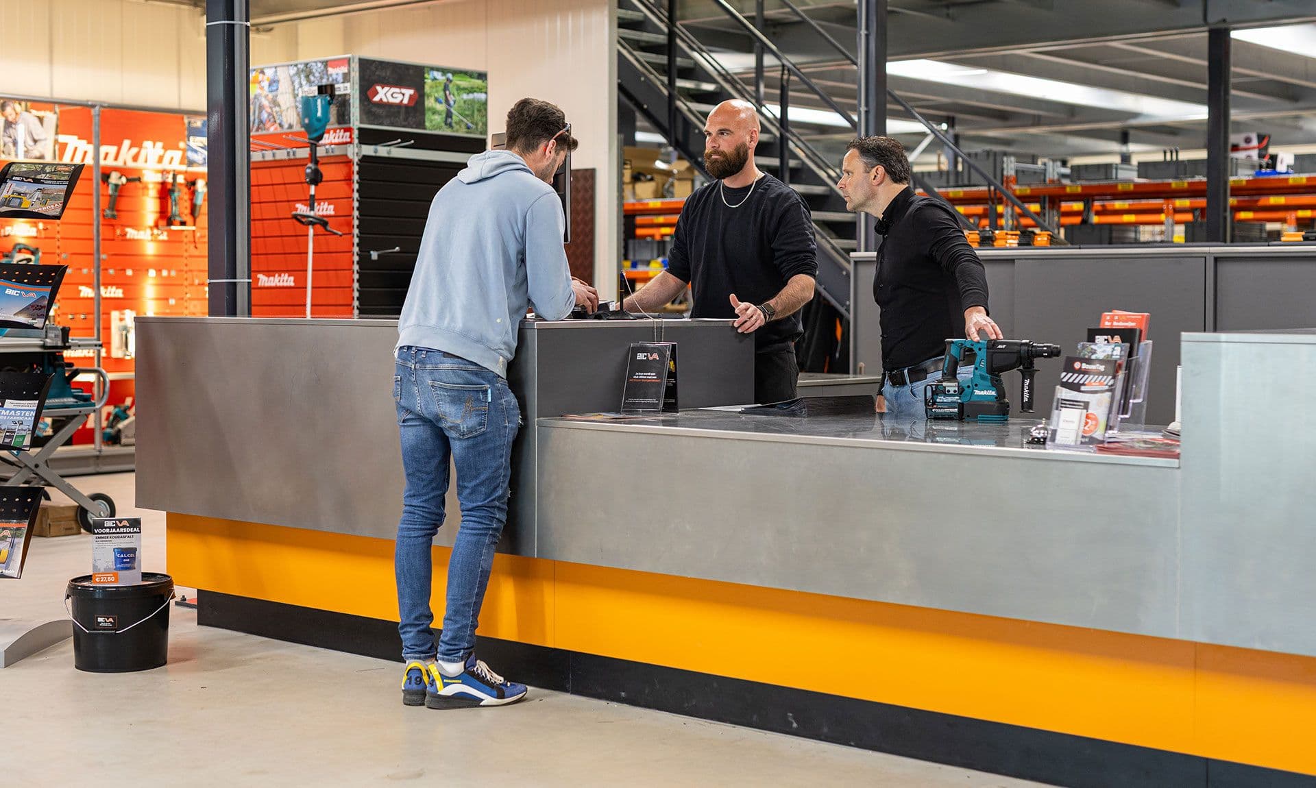 Klant aan de balie van AIC Visser Assen bij Arjan en Jeroen