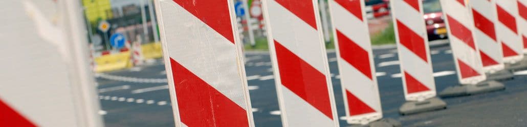 Heleboel geleidebaken achter elkaar