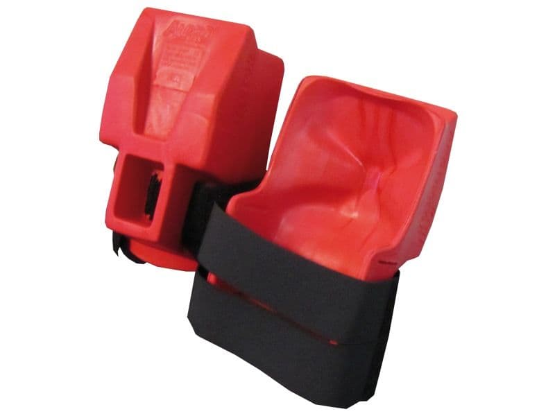 Rode Alpro kniebeschermers met stevige zwarte elastische band, ontworpen voor intensief gebruik en comfort bij langdurig knielen.