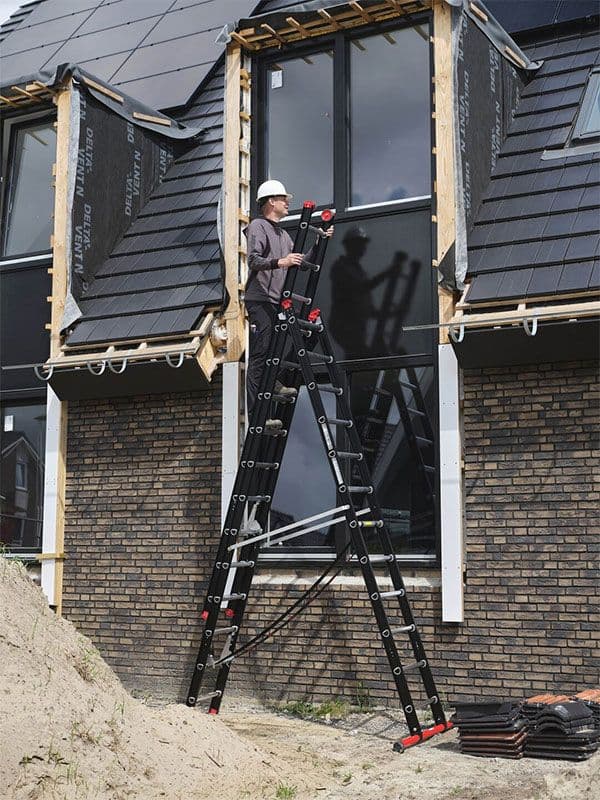 Reformladder Altrex Mounter in actie voor een in aanbouw zijnde gevel