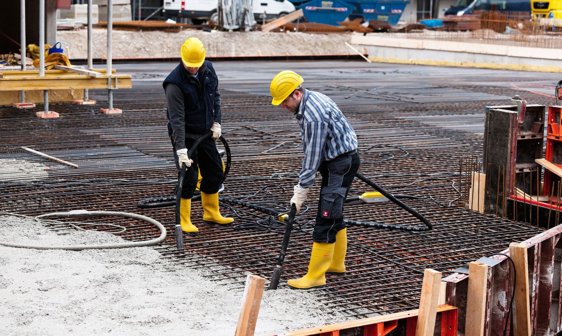 Mannen aan het werk met een trilnaald