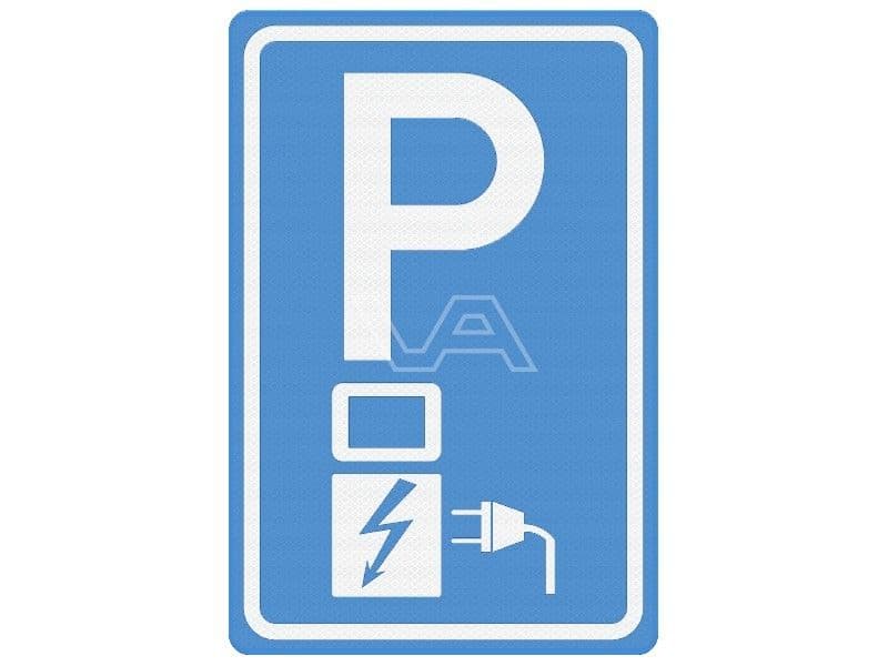 Verkeersbord met blauwe achtergrond en witte symbolen voor parkeren bij een oplaadpunt voor elektrische auto's, inclusief een stekker-icoon en bliksemteken.