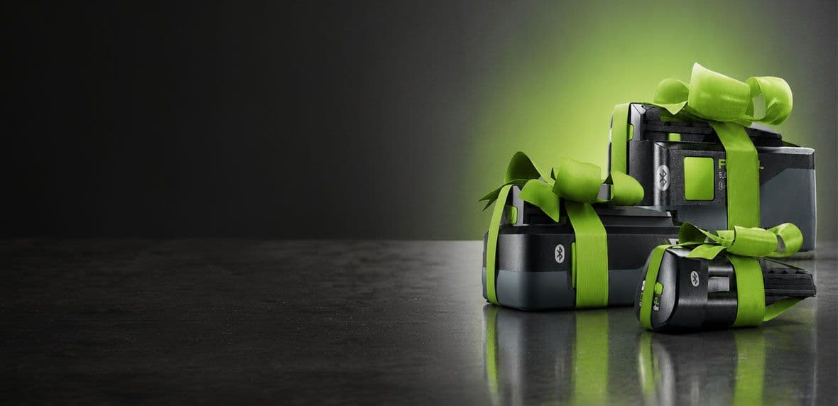 Festool accu met groen lint op een grijze met groen glowende achtergrond