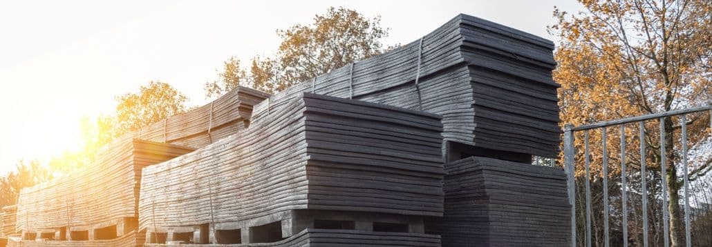 Stapels kunststof rijplaten in de ochtendzon