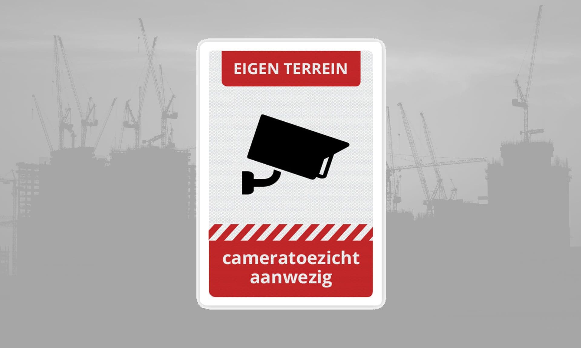 Verkeersbord 'EIGEN TERREIN, cameratoezicht aanwezig' op een achtergrond van een bouwplaats