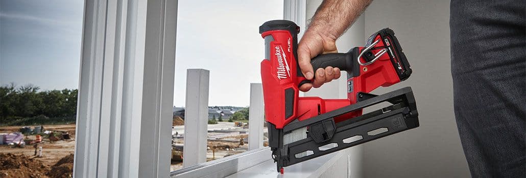 Een Milwaukee tacker in actie