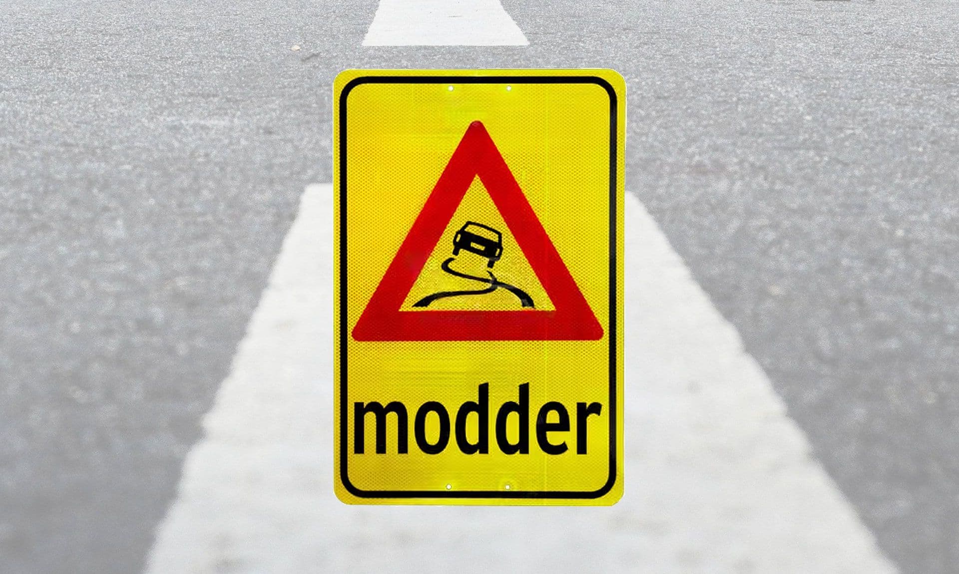 Geel modderbord op een achtergrond van asfalt