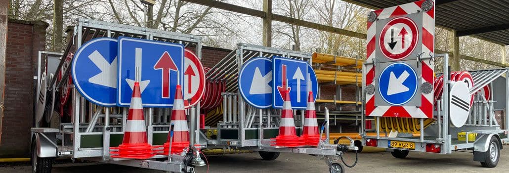 Twee bordenwagens en een actie kar onder dak