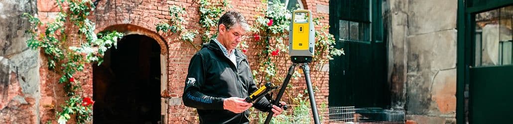 Klant met FieldLink bij een Trimble 3d-laserscanner