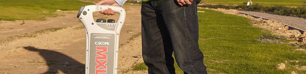 Man met kebelzoeker in de hand, model MXL4