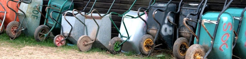 Een heleboel oude kruiwagens