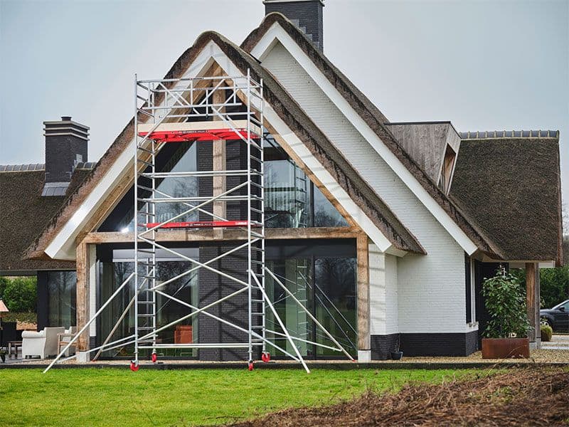 Rolsteiger Altrex RS 42 opgesteld voor een villa