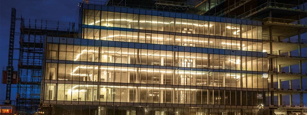 Pand in aabouw met amberkleurige oriëntatieverlichting