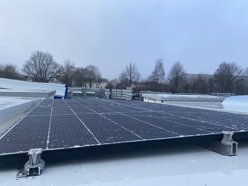 Off Grid zonnepanelen pakket op een schaftkeet