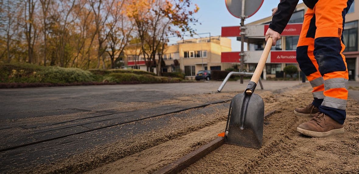Stratenmaker gebruikt AIC Visser schepmaatje om de vloer te egaliseren.