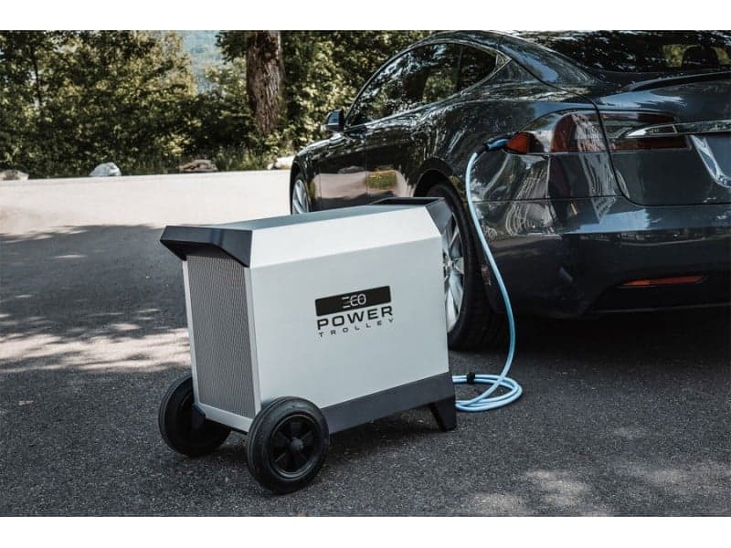 ECO Power Trolley laadt een Tesla emissievrij op