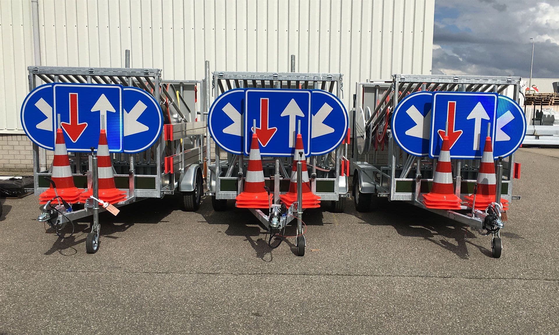Drie bordenwagens op een rij buiten op het oude terrein van Visser Assen