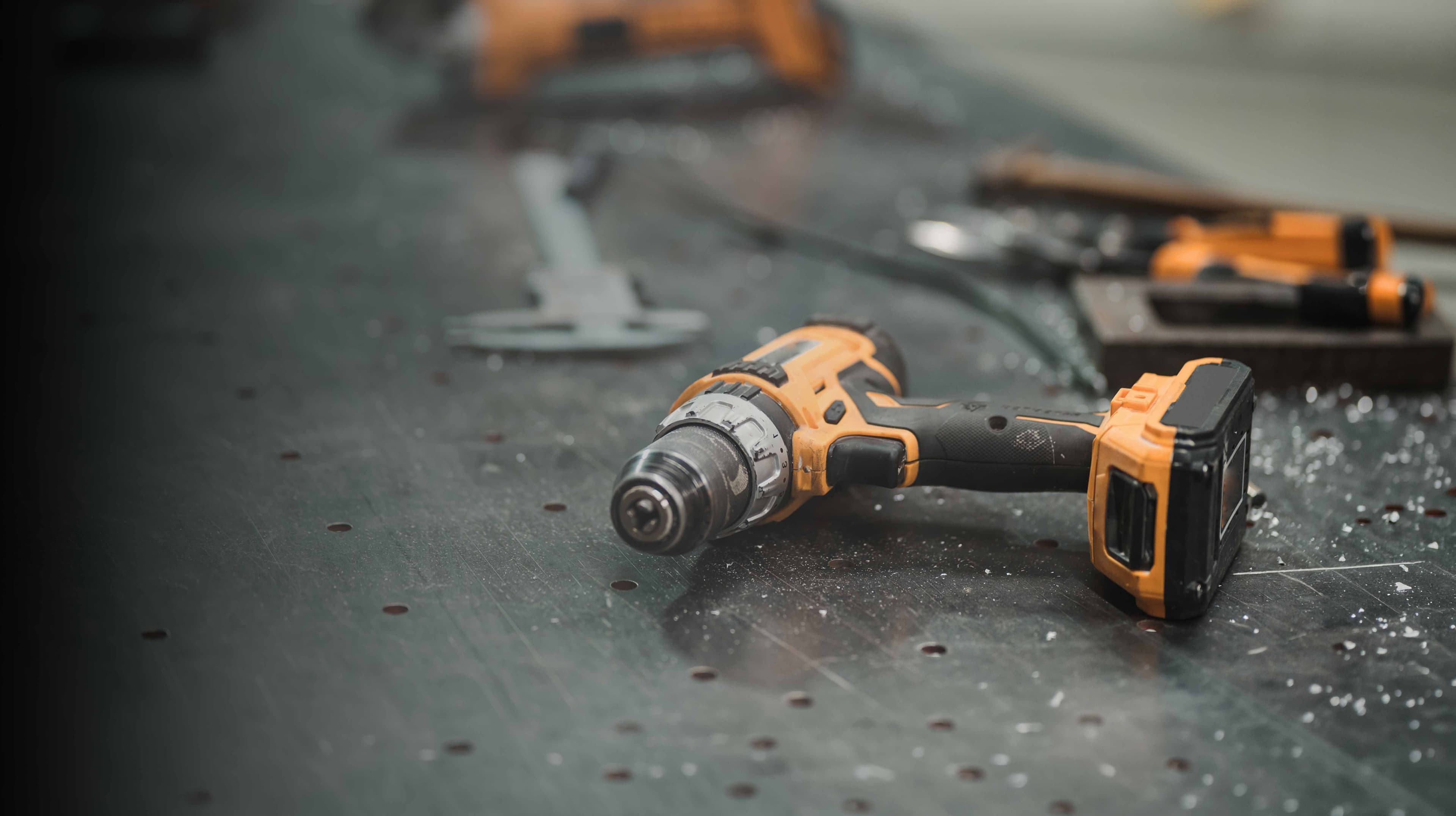 Powertool op een werkbank