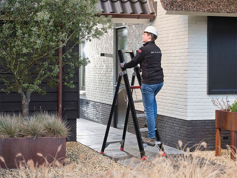 Man aan het werk met een enkel oploopbare trap van Altrex