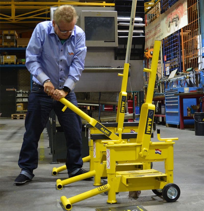 Met een steenknipper model 'Easy' kan iedereen een steen in tweeën knippen