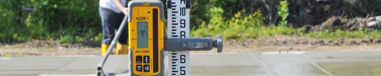 Handontvanger HL700 bevestigd op meetlat voor het controleren van betonhoogte op de bouwplaats.