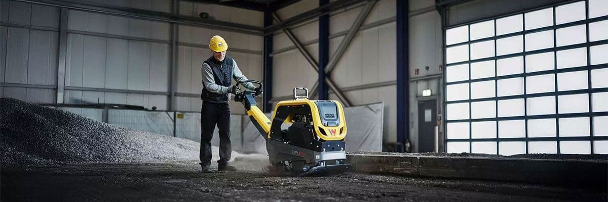 Trilplaat Wacker Neuson NextGen binnen aan het werk, actiefoto
