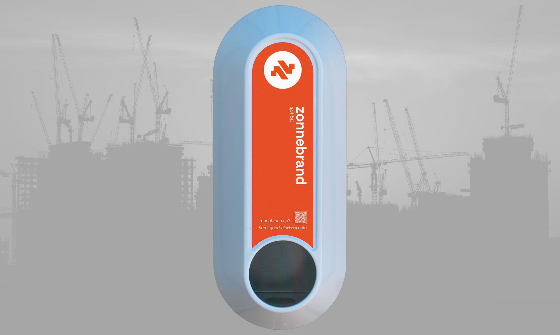 AIC Visser zonnebrandpaal op een achtergrond van een skyline van een bouwplaats