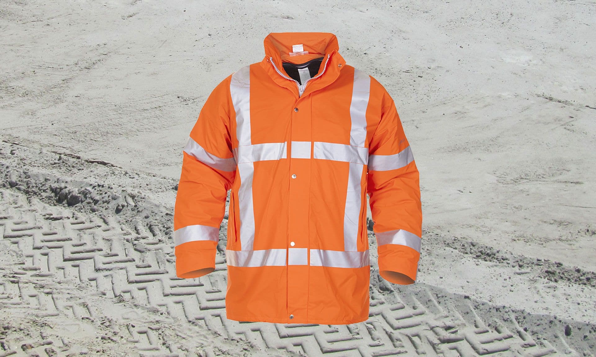 Detailfoto van een oranje RWS-jas met zilverkleurige reflecterende striping, gedragen door een persoon. De jas is representatief voor veiligheidskleding in de bouw of wegenbouw.