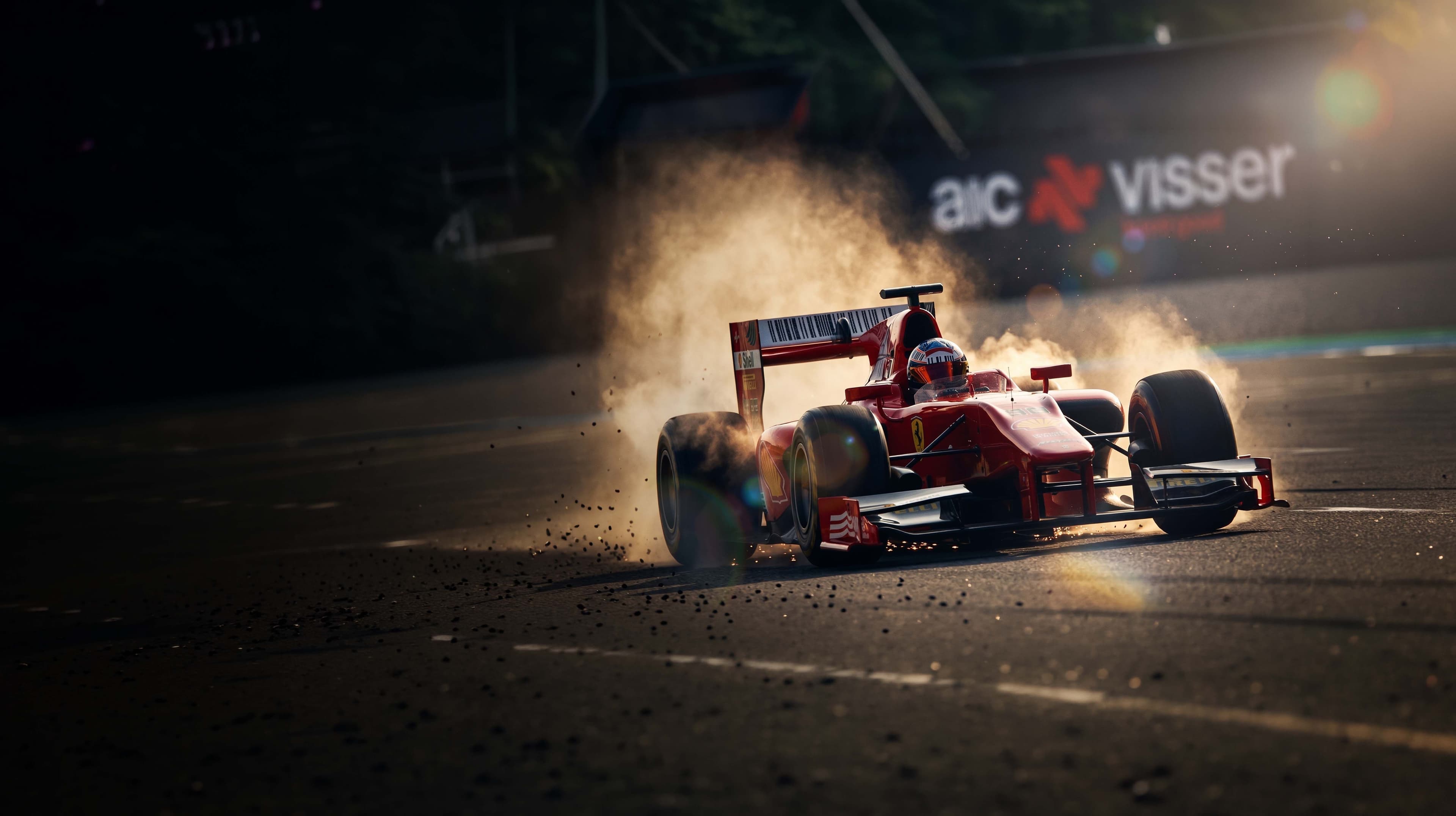 Een rode Formule 1-auto racet over het circuit en werpt een grote wolk van stof en steentjes op in het felle zonlicht.