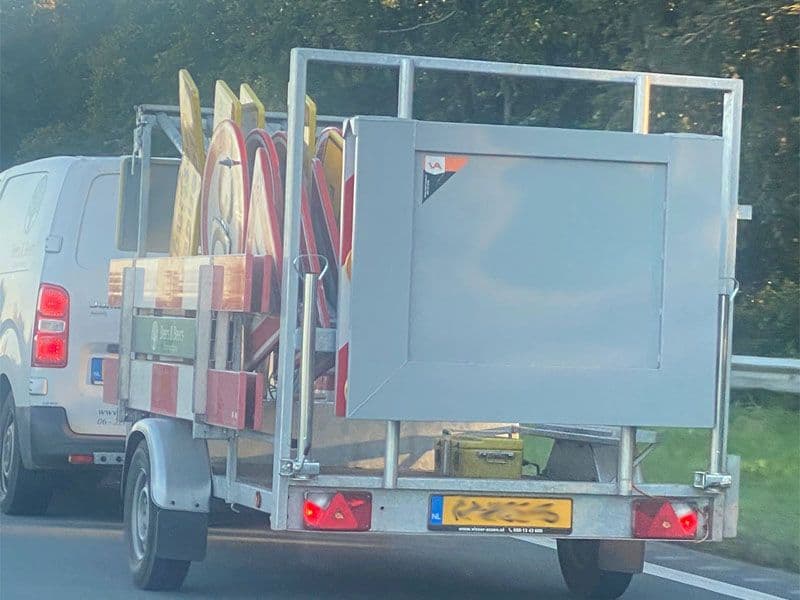 Bordenwagen met ingeklapt actieframe op de weg