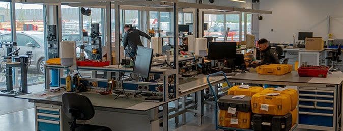 Stapel bouwlasers op de service-afdeling