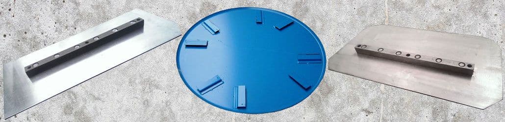 Verschillende soorten vlindermachinebladen en een blauwe afwerkplaat op een betonnen ondergrond.
