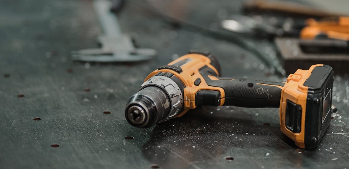 Powertool op een werkbank