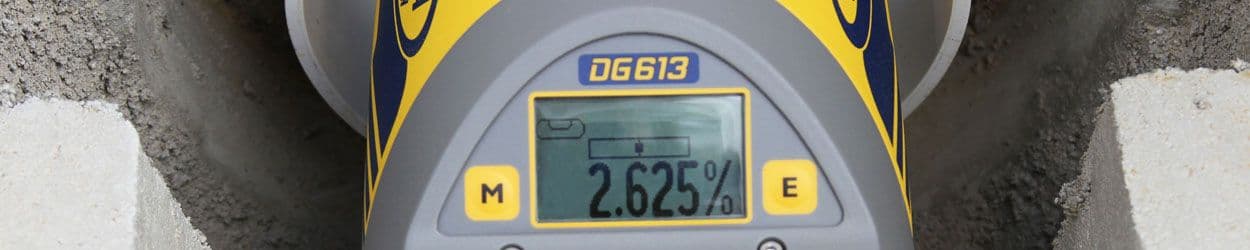 Close-up van een rioollaser DG613 met digitaal display dat een helling van 2,625% aangeeft