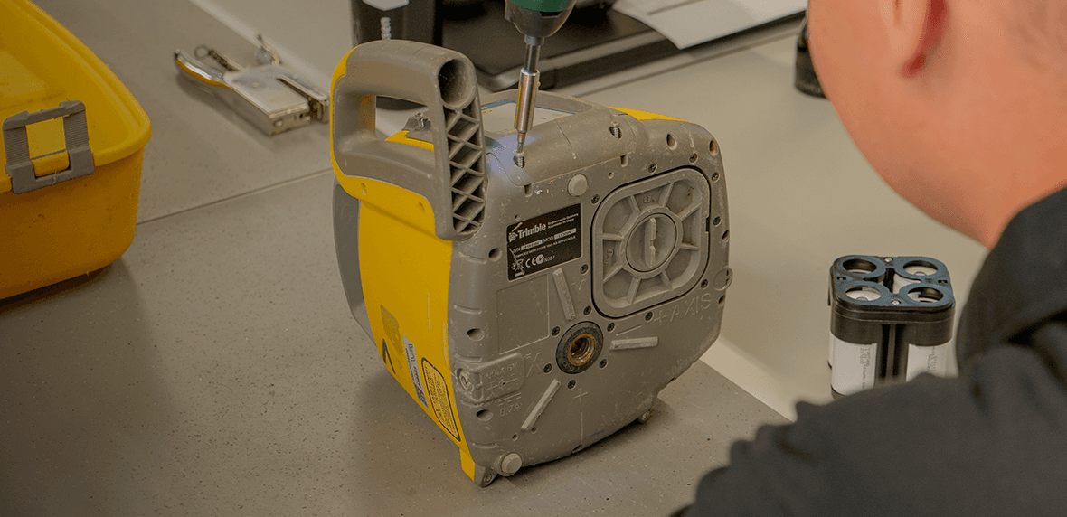Bouwlaser wordt opgeschroefd