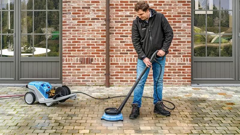 Hogedrukspuit van Kränzle i.c.m. een terrasreiniger