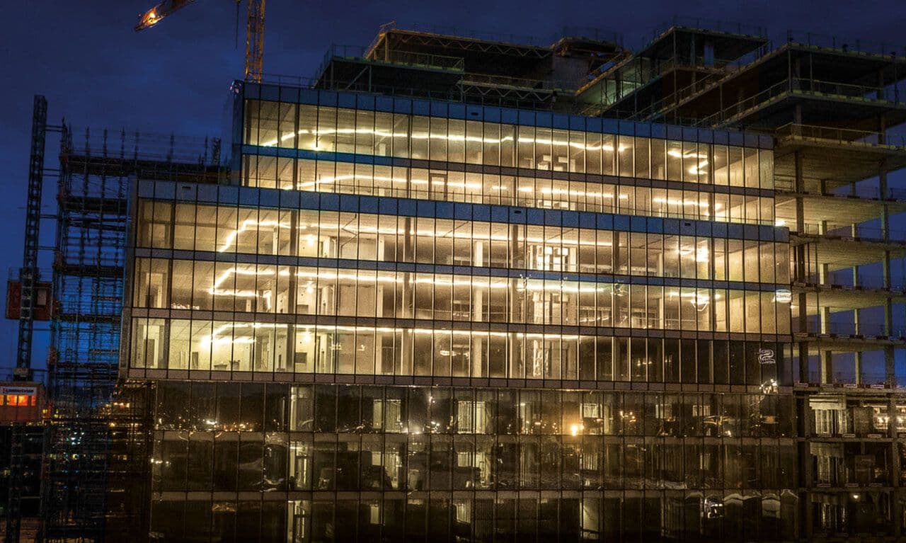 Amberkleurige verlichting in een pand in aanbouw