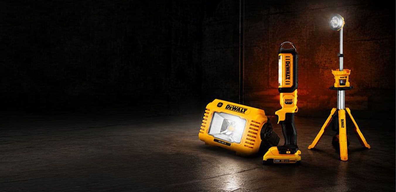 DeWalt lampen in donkere ruimte
